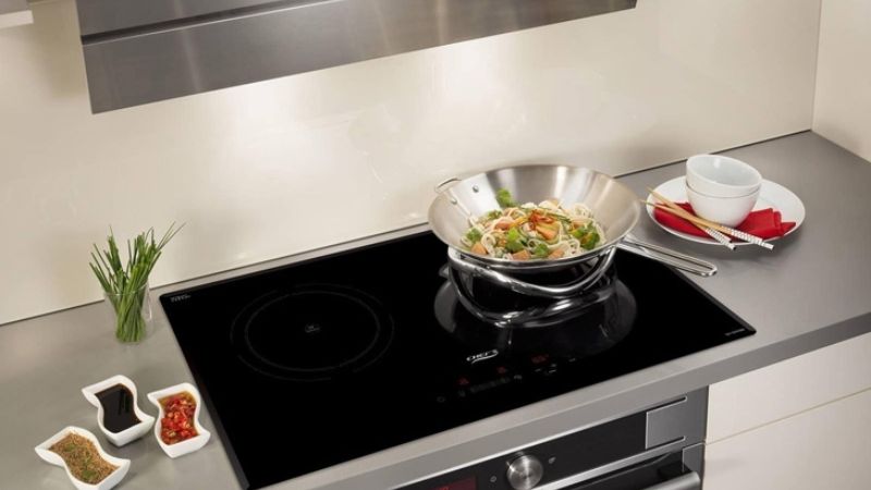 Một số dòng bếp từ hiện đại tích hợp chế độ giữ ấm ở mức nhiệt thấp, thích hợp để hâm nóng hoặc giữ món ăn luôn sẵn sàng.