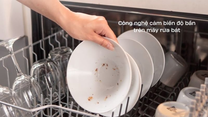 Công nghệ cảm biến độ bẩn trên máy rửa bát có khả năng phân tích mức độ bẩn của nước trong khoang rửa để điều chỉnh thông số máy hiệu quả