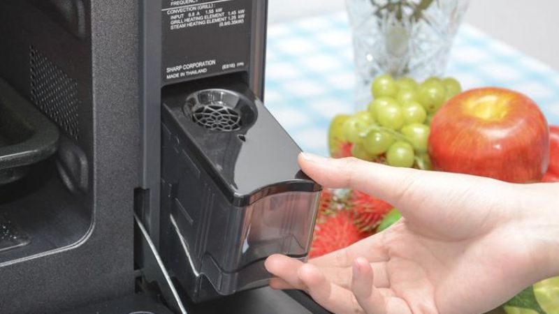 Lò vi sóng hơi nước hoạt động dựa trên sự kết hợp của hai cơ chế gia nhiệt bằng vi sóng và hơi nước