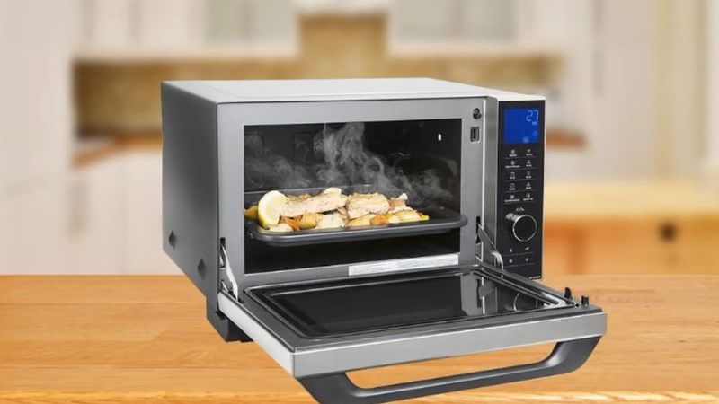 Lò vi sóng hơi nước là thiết bị kết hợp giữa công nghệ vi sóng và hệ thống tạo hơi nước trong cùng một khoang nấu