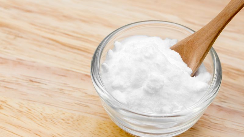 Sử dụng hỗn hợp dạng sệt baking soda và nước để loại bỏ các vết xước sâu