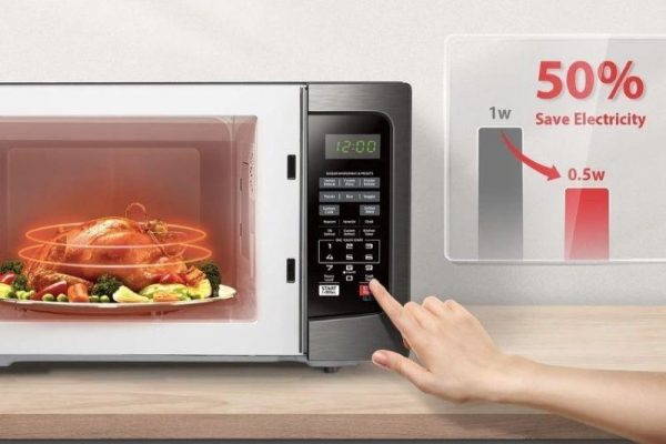 Cách rã đông bằng lò vi sóng không ảnh hưởng đến thực phẩm