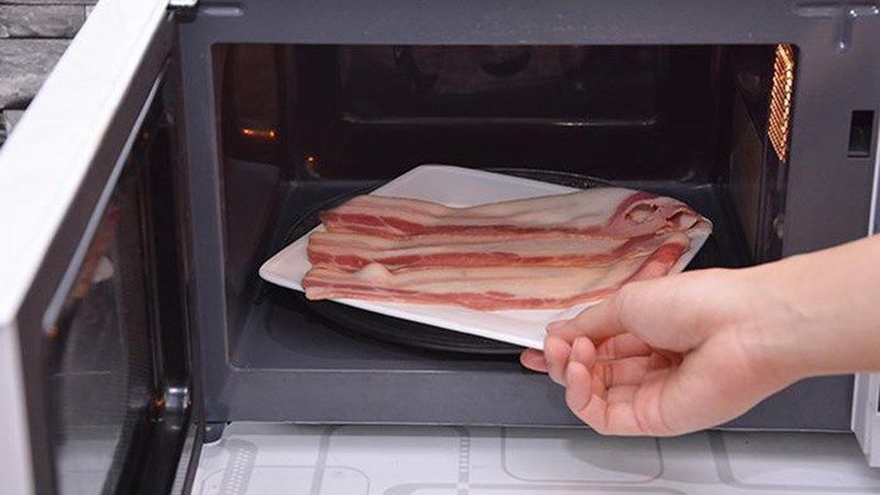 Tính năng rã đông trên lò vi sóng (Defrost) là chế độ sử dụng sóng vi ba ở mức công suất thấp hoặc theo chu kỳ ngắt quãng để làm tan đá trong thực phẩm mà không làm chín bề mặt.